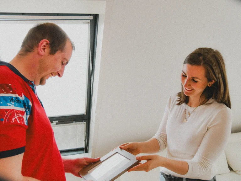 Ein besonderer Moment, wenn Portraitkünstlerin Anna-Laurin das fertige Werk übergibt.